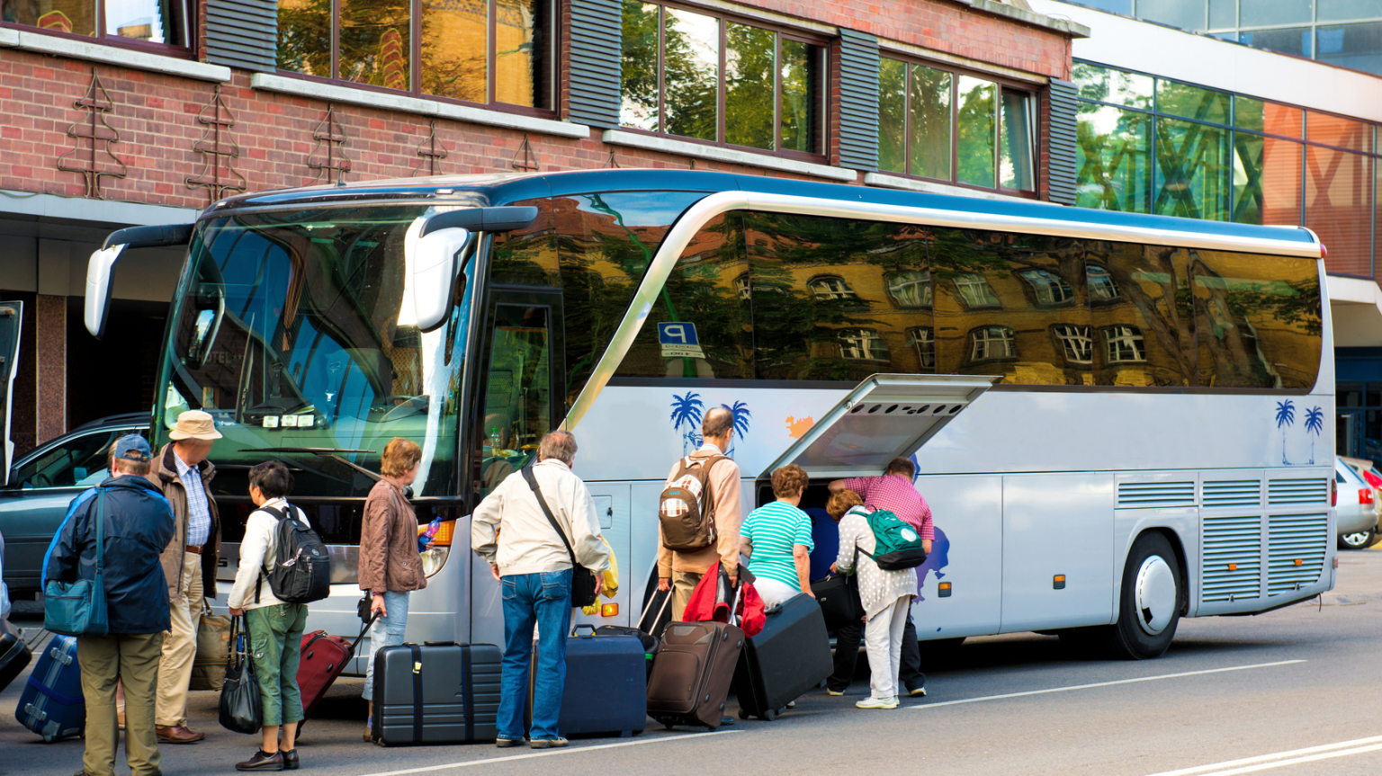 Traveling transport. Туристический автобус. Автобус турист. Экскурсия на автобусе. Пассажирский автотранспорт.